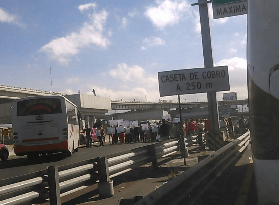 Manifestantes afectan circulación en autopista México-Puebla
