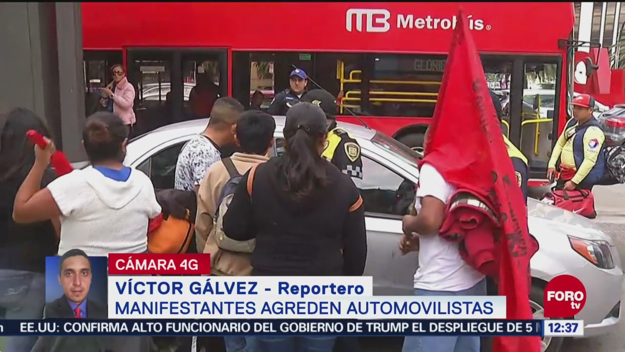 Manifestantes discuten con un automovilista en Reforma