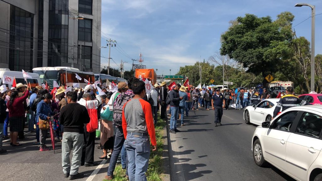 Manifestantes realizan bloqueo en avenida Constituyentes