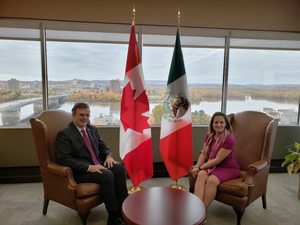 Marcelo Ebrard, secretario designado de Relaciones Exteriores de México, sostuvo un encuentro privado con su par canadiense, Chrystia Freeland (Twitter@r_velascoa)