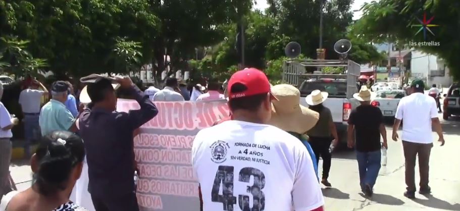 Marchan en Guerrero, Oaxaca y Chiapas por el 50 aniversario