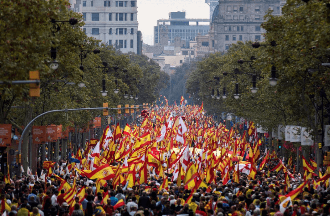 Marchas en Barcelona durante el Día de la Hispanidad. (AP) 