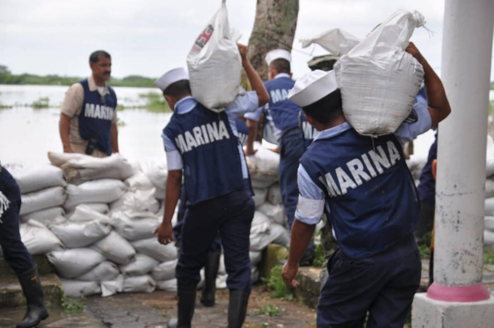 Continúan trabajos para contener desbordamiento del Río Papaloapan