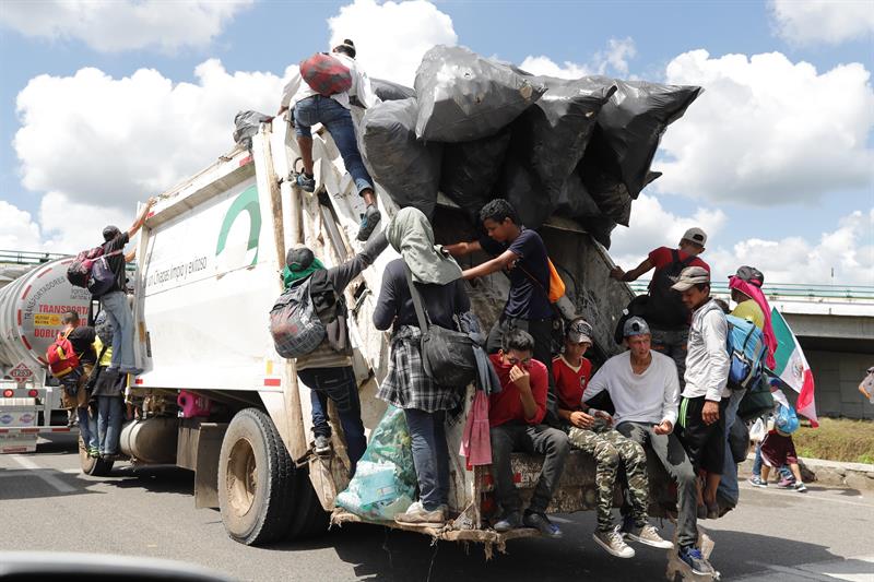 Más de 2 mil 500 niños viajan en caravana migrante