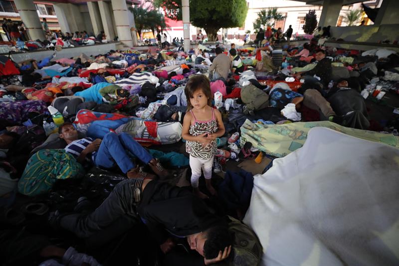 Más de 2 mil 500 niños viajan en caravana migrante