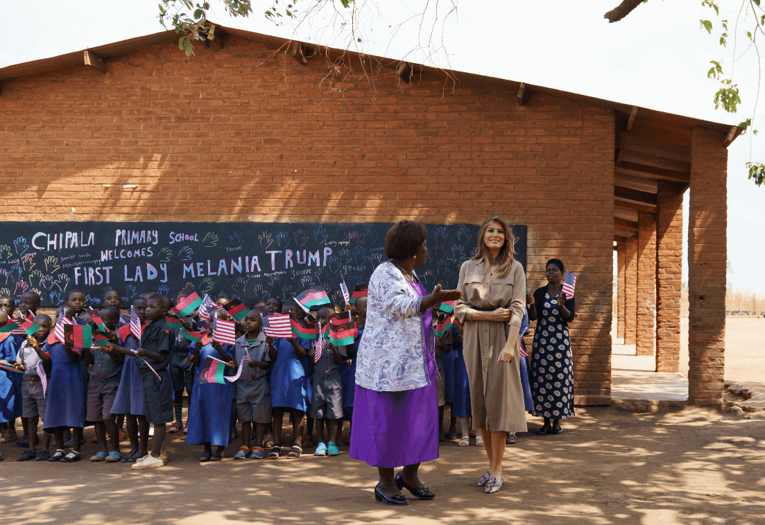 Melania Trump visitó una escuela en Malaui, África. (AP) 
