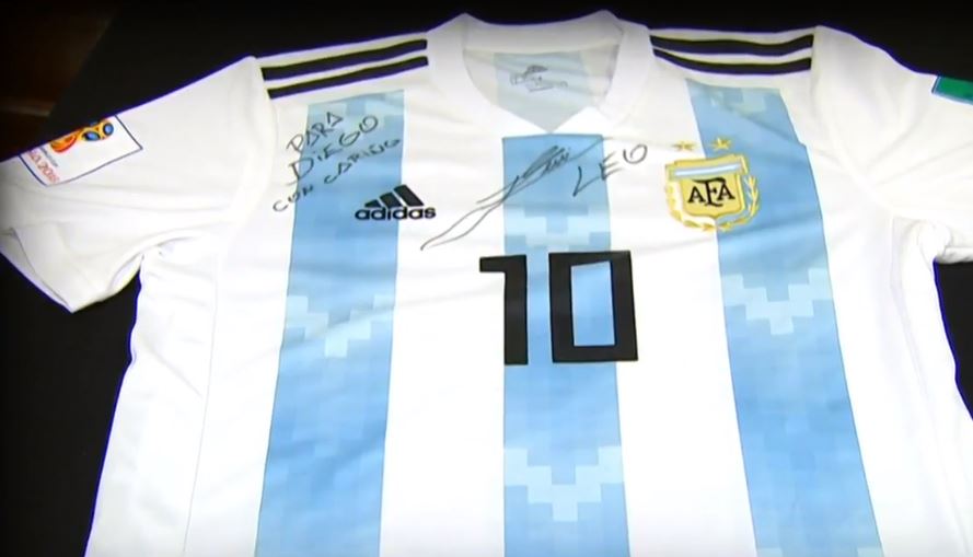 Messi autografía camiseta dedicada a Diego, menor que murió antes del Mundial de Rusia