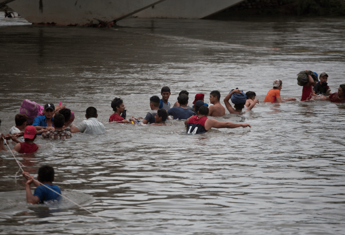 Migrantes centroamericanos cruzan el río Suchiate. (AP) 