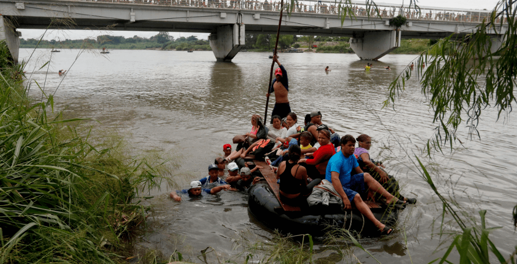 Migrantes cruzan el río Suchiate de Guatemala a México 