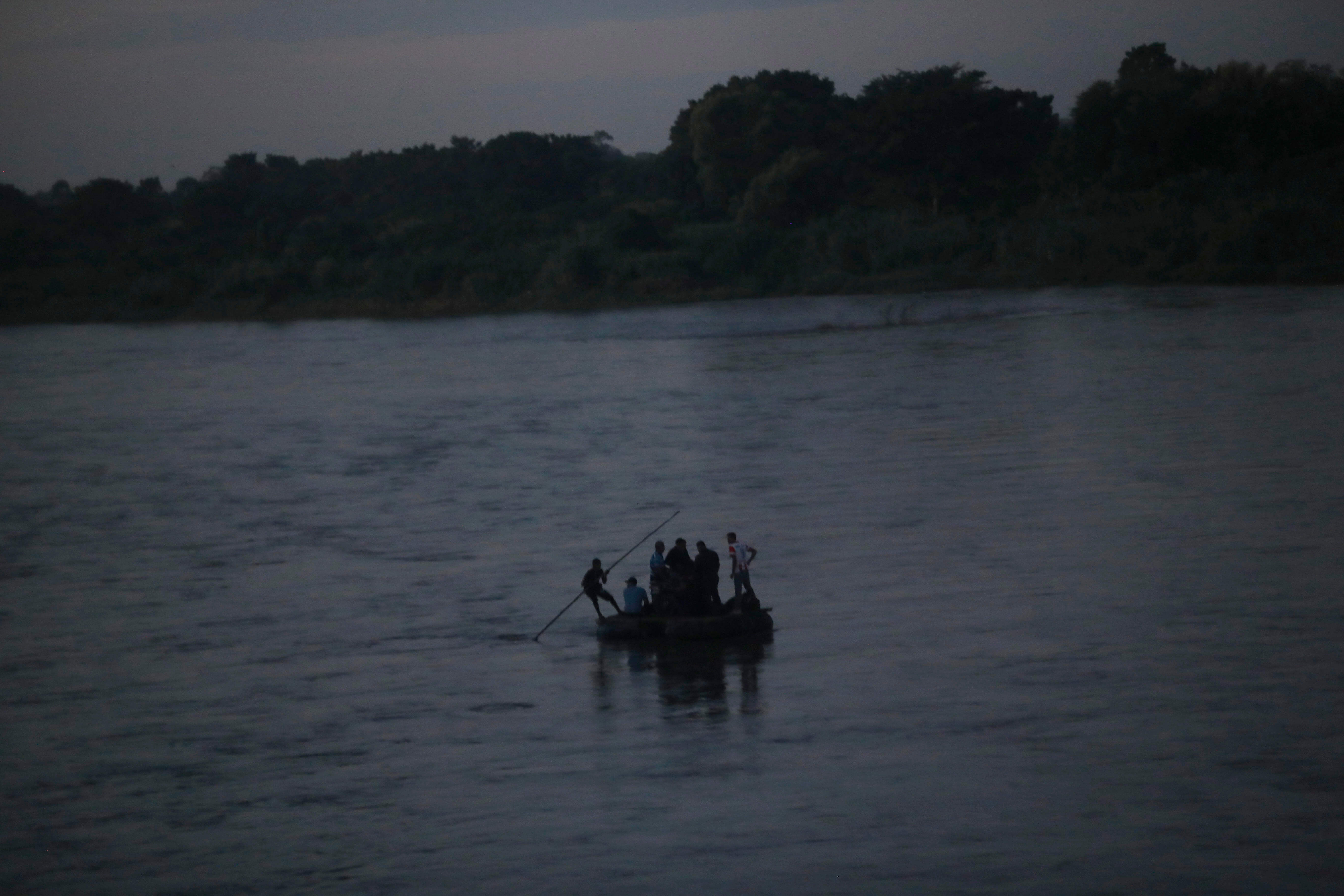 Madre e hija migrantes cruzaron el río Suchiate por medicina