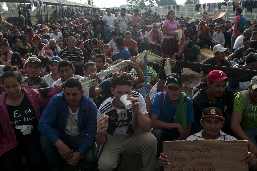 Pence acusa a Venezuela de patrocinar caravana de migrantes