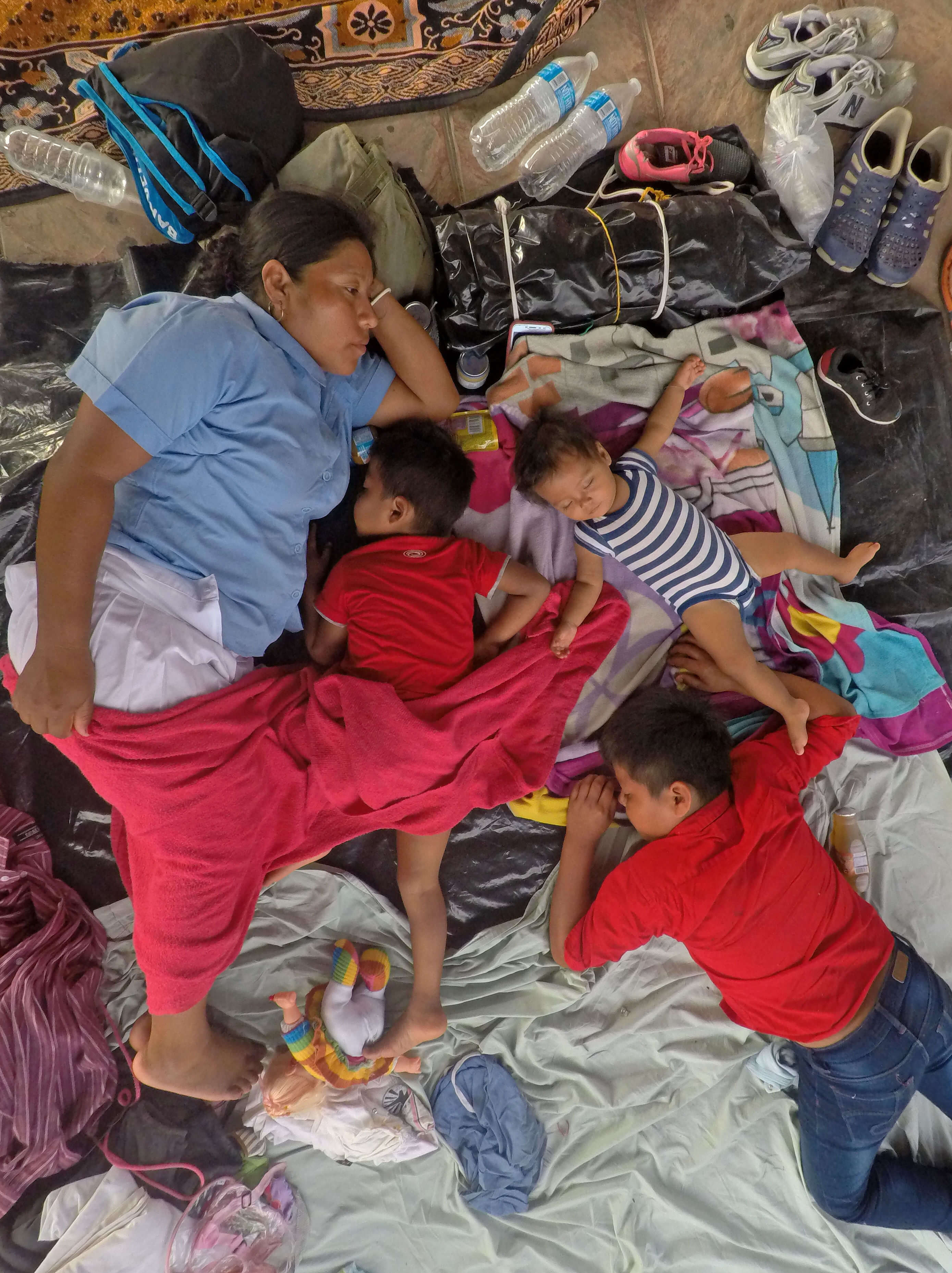 Caravana de migrantes cambia ruta por lluvias en Veracruz