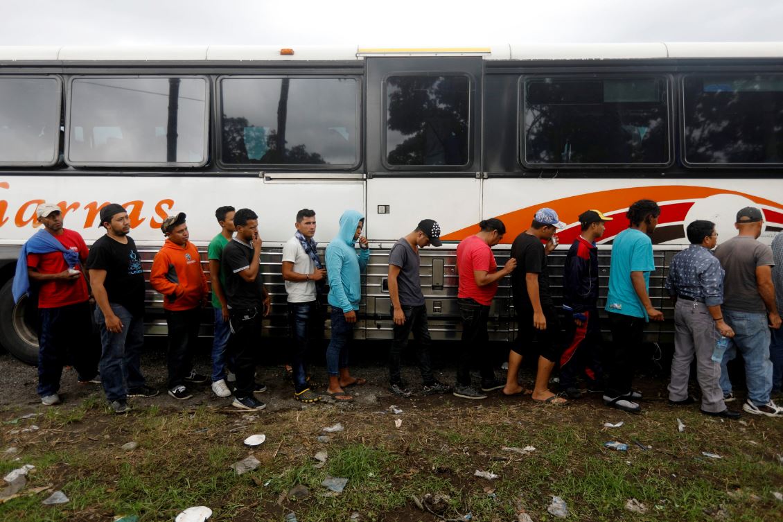 Migrantes hondureños continúan su éxodo hacia México y Estados Unidos