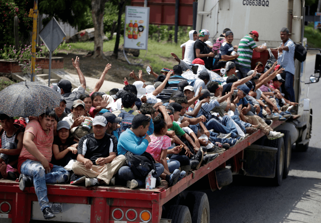 Caravana de migrantes dice adiós a Guatemala; se dirige a México