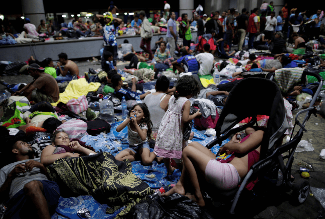 México ha sido incapaz de detener a caravana migrante, dice Trump y declara emergencia