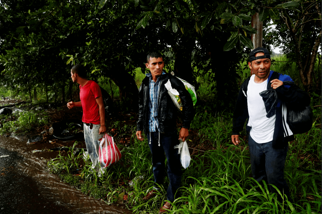 Migrantes hondureños en una carretera de Guatemala. (EFE) 