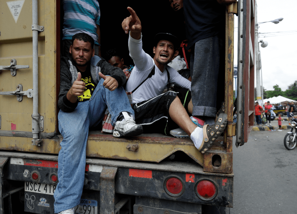 Migrantes hondureños llegan a Guatemala; buscan llegar a EU. (AP) 
