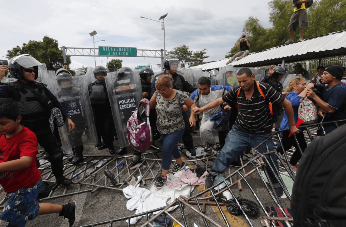 Caravana de migrantes irrumpe en territorio mexicano; Policía Federal logra contener