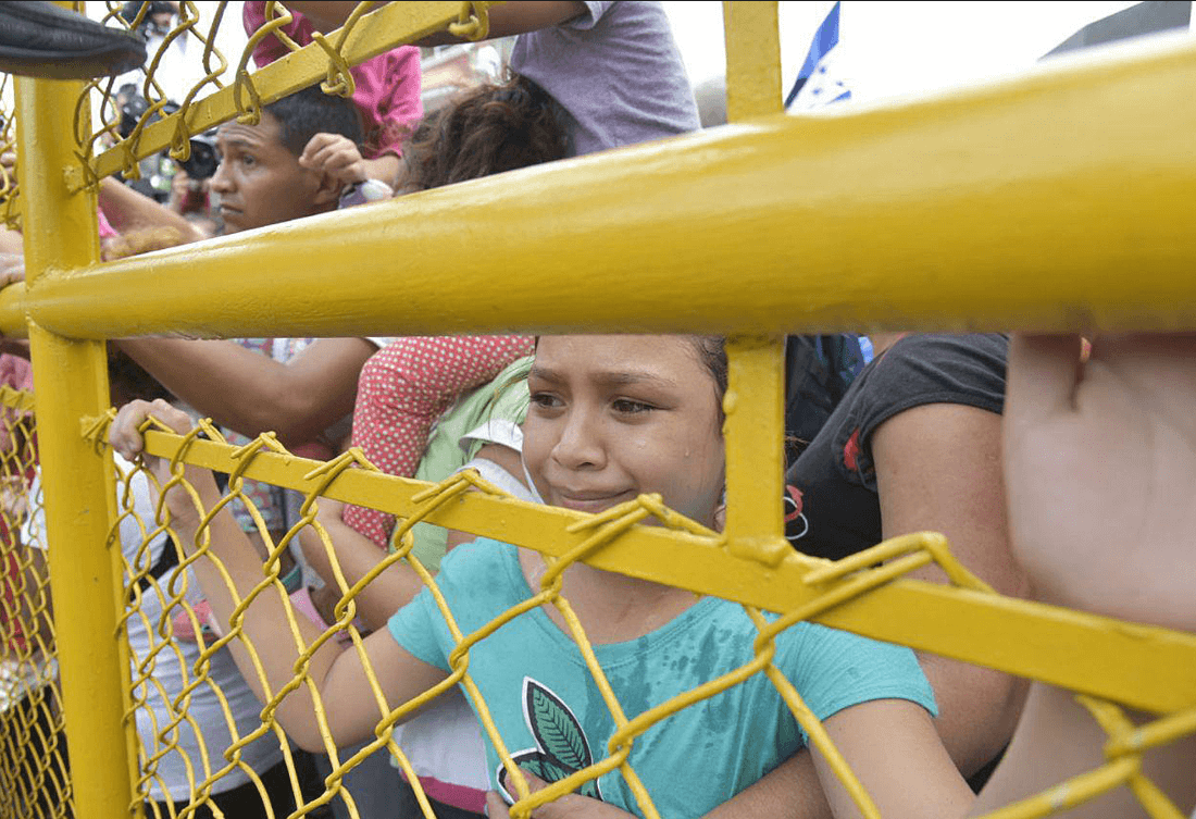 Migrantes hondureños lograron pasar la valla en la frontera con Guatemala. (EFE)