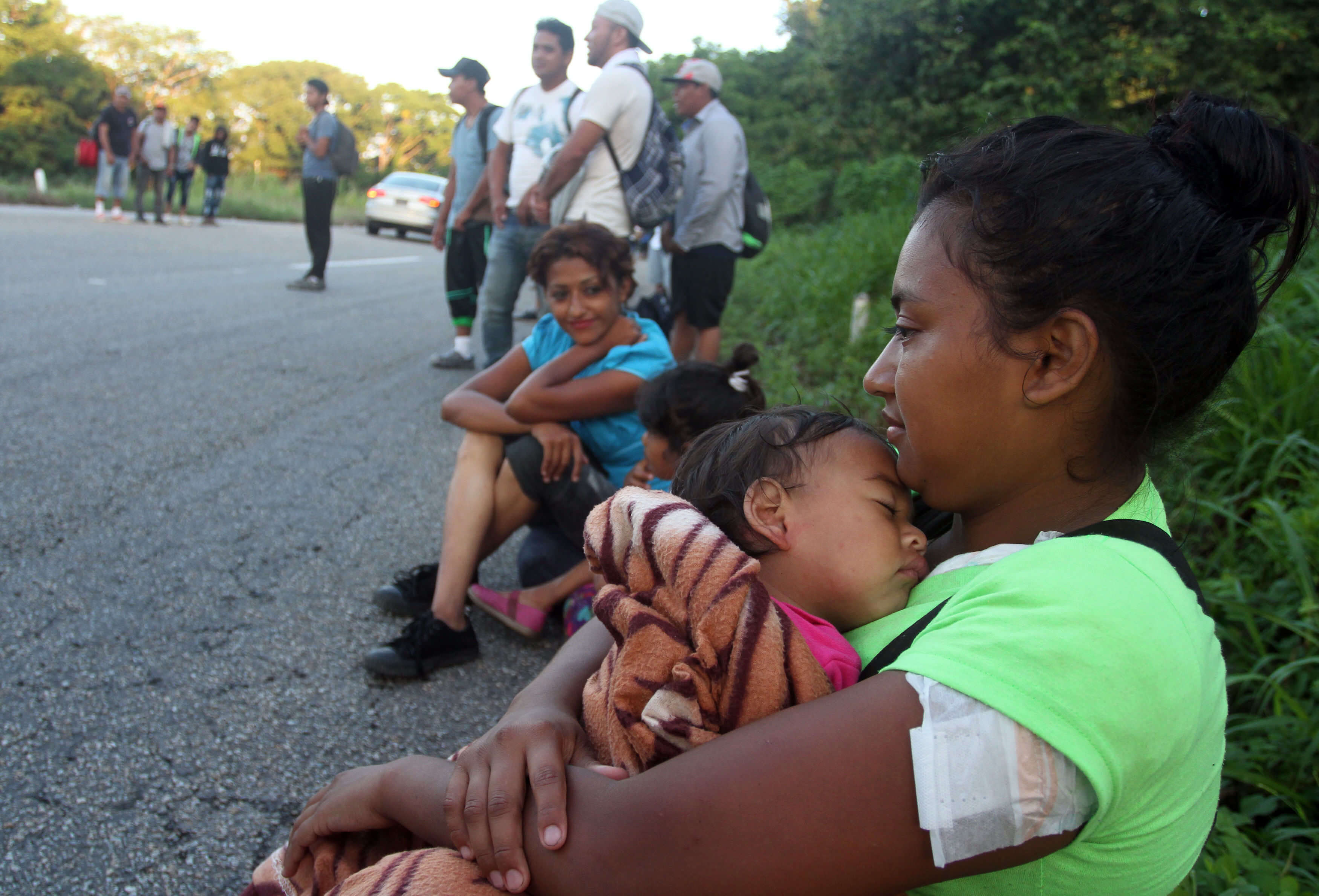 Migrantes salen de Mapastepec hacia Pijijiapan, Chiapas
