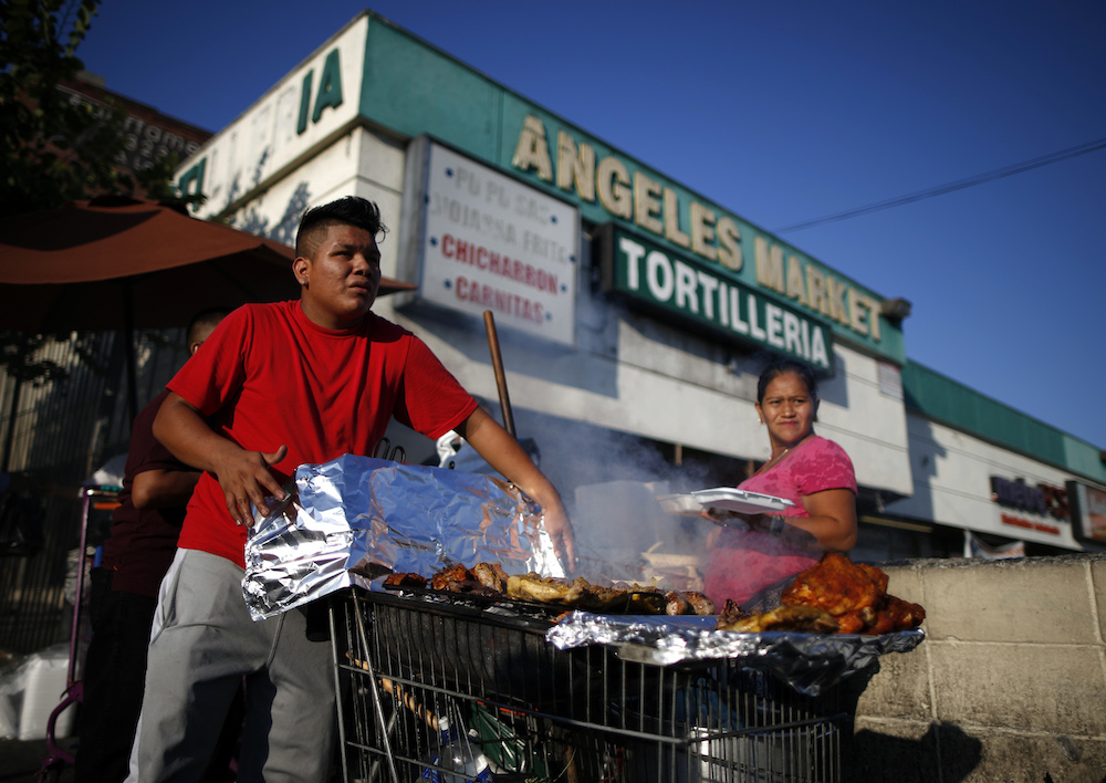Inmigrantes vendiendo comida en Los Ángeles, California