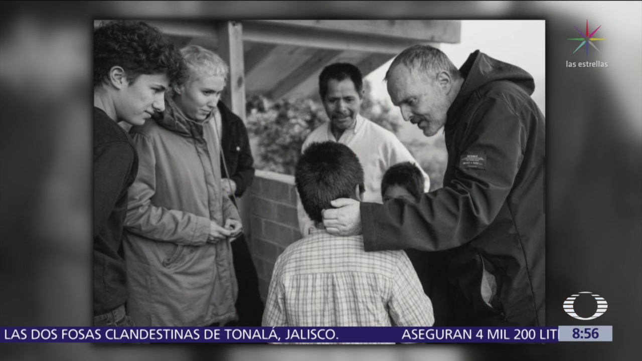 Miguel Bosé entrega casas a damnificados del sismo en Ocuilán, Edomex