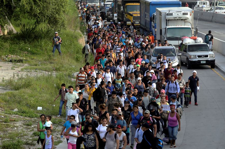 Más de mil hondureños inician marcha hacia Estados Unidos