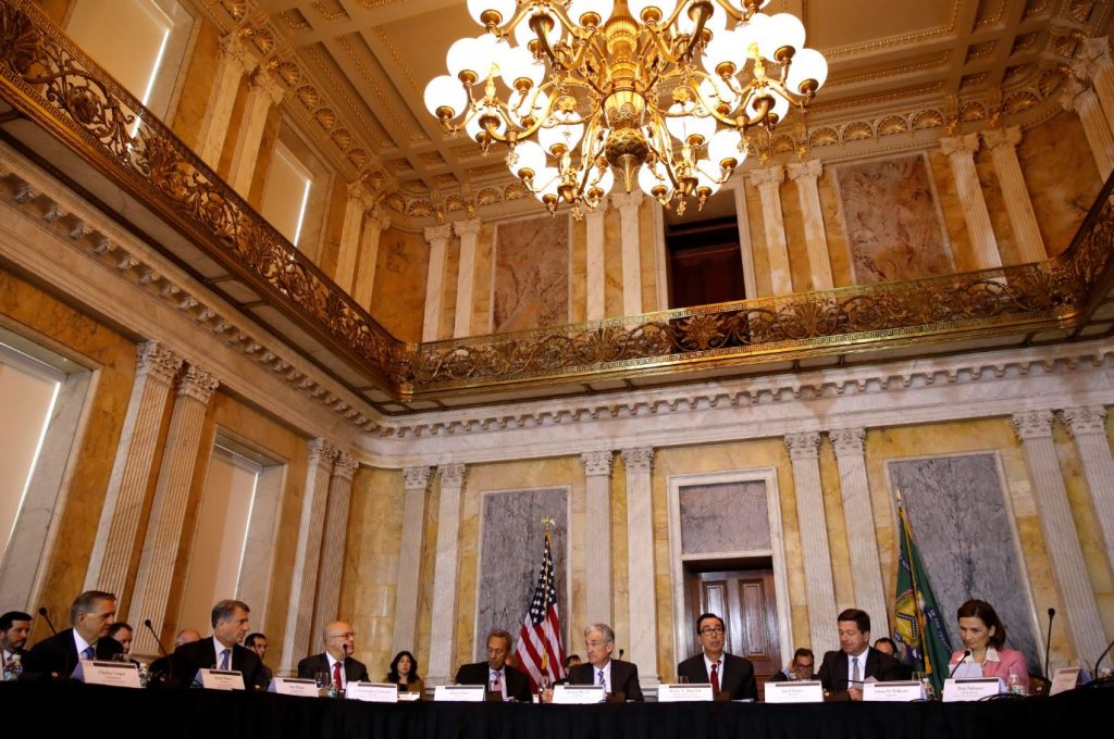 Mnuchin preside el Consejo de Estabilidad Financiera en Washington junto a autoridades de la Fed; Mnuchin ha reiterado que Donald Trump no desea cambios en la política monetaria (AP Images)
