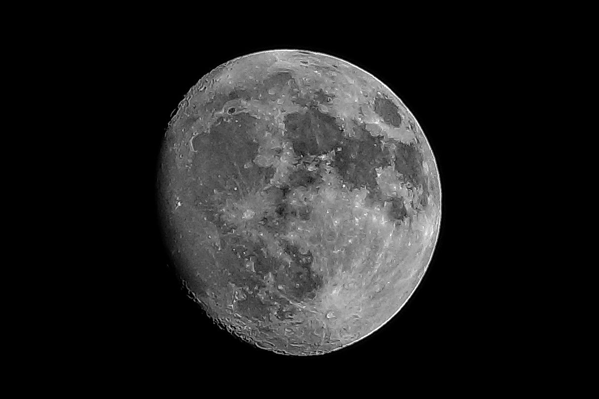La luna se está alejando cada año de la tierra