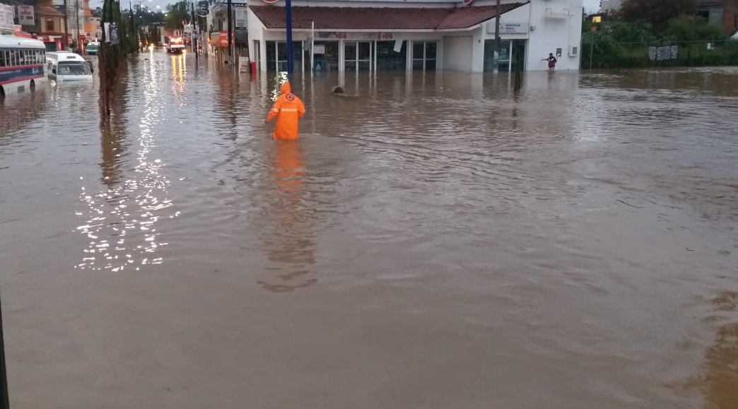 Morelia registra severas inundaciones, suspenden clases