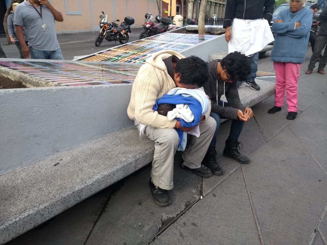 Muere bebé en brazos de sus padres en Plaza Garibaldi