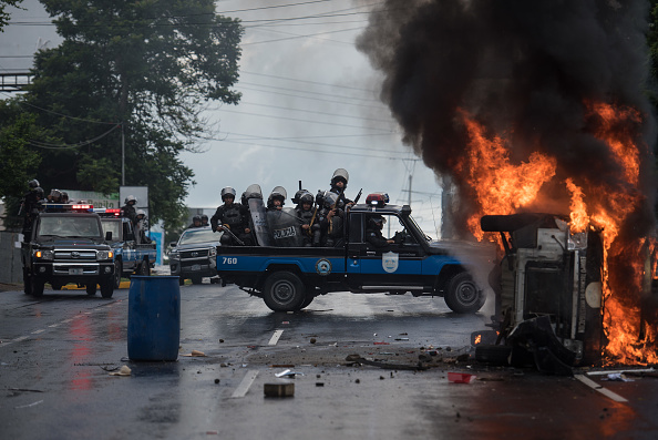 Policías y manifestantes se enfrentan antes de protesta en Nicaragua
