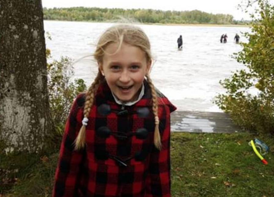 Niña 8 años descubre espada ancestral lago