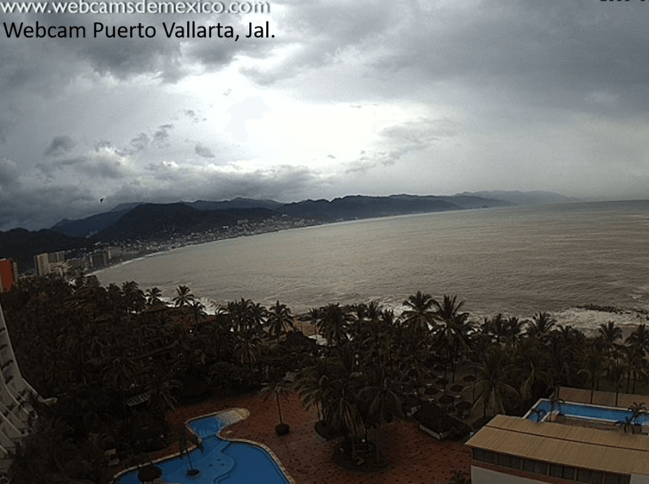 Nublados en Puerto Vallarta, Jalisco, por el huracán Willa 