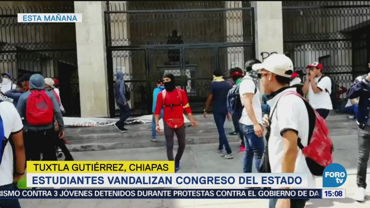 Manifestantes vandalizan Congreso del estado en Chiapas