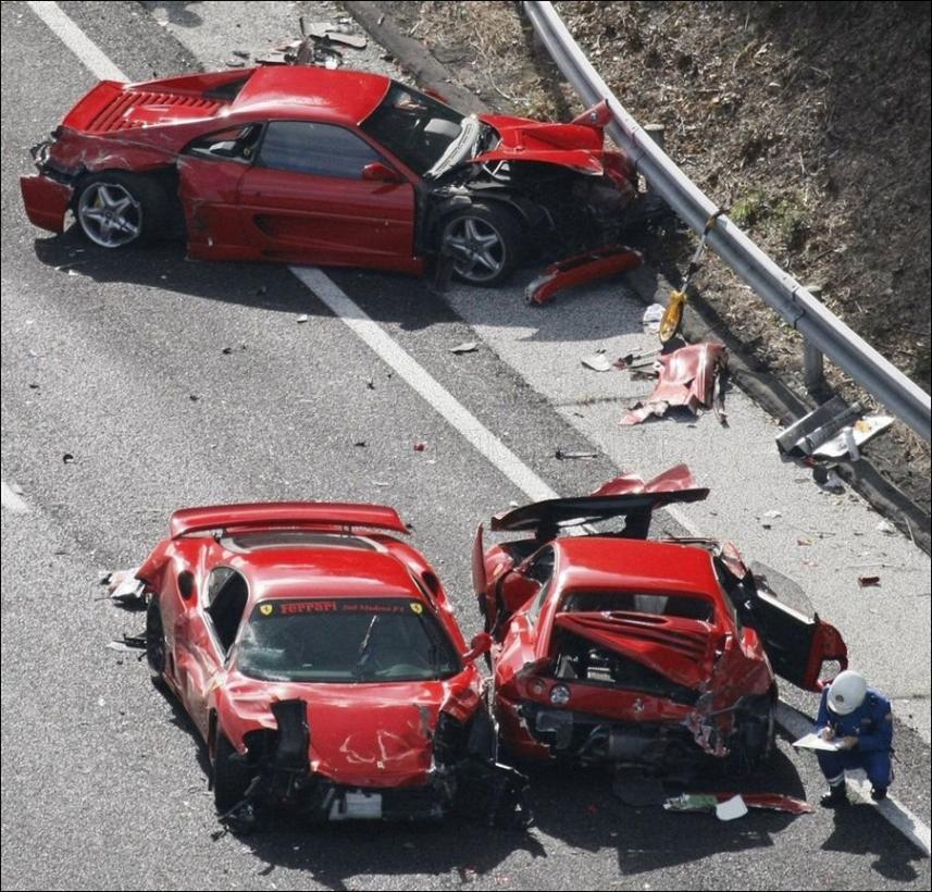 Otra toma que captura a tres de los vehículos involucrados en el choque de 13 autos exóticos en Japón (WreckedExotics)