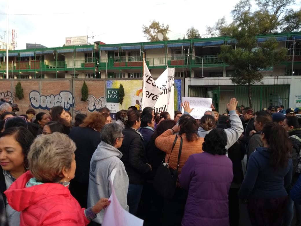 Padres de familia realizan bloqueo en avenida Chapultepec; reportan caos vial