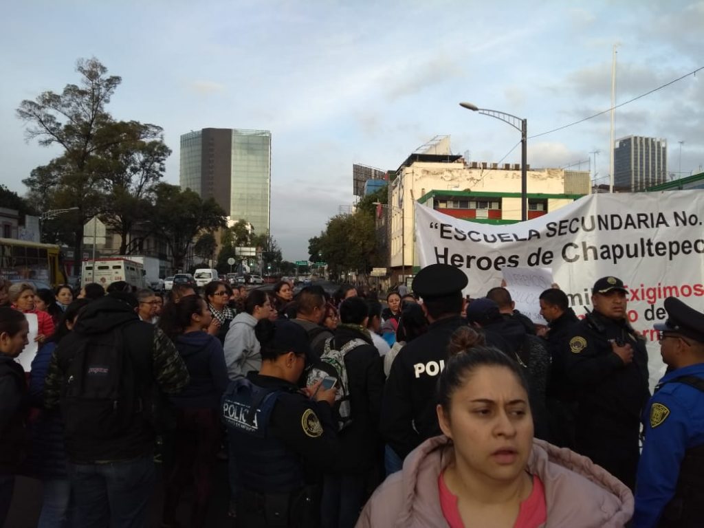 Padres de familia realizan bloqueo en Chapultepec