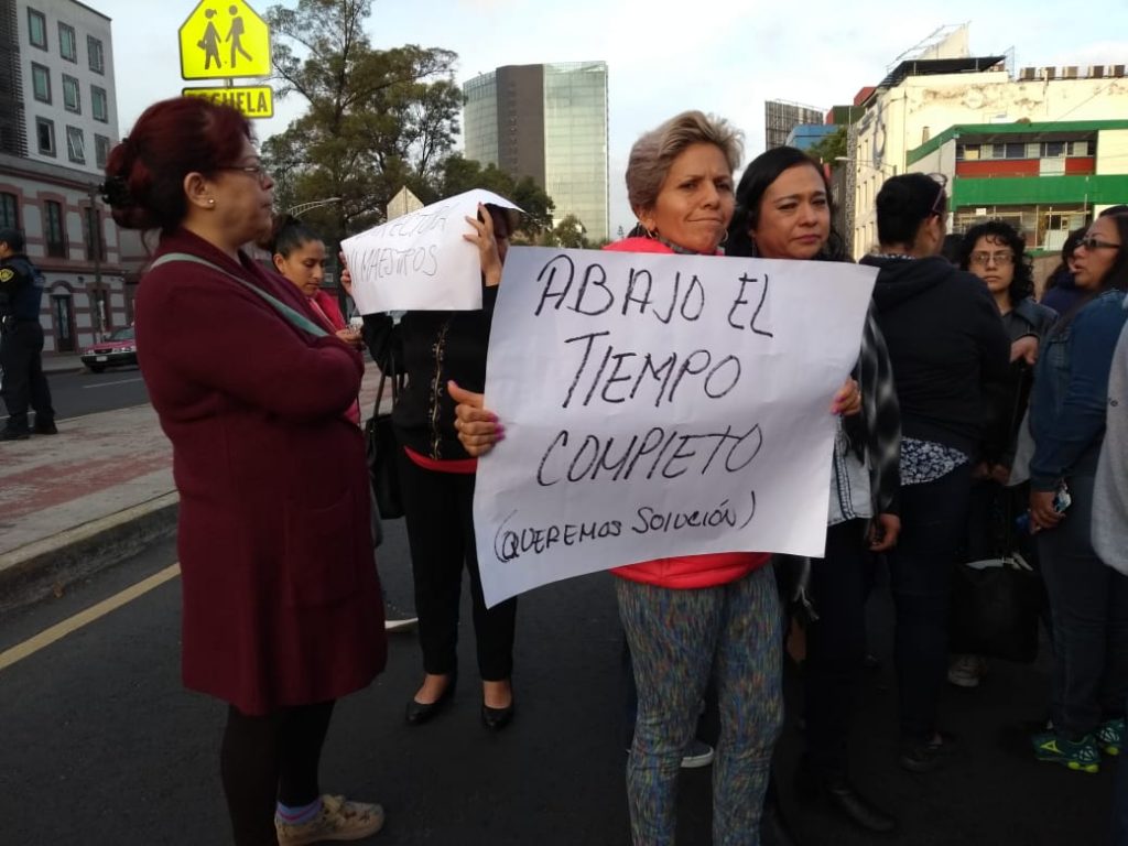 Padres de familia realizan bloqueo en Chapultepec