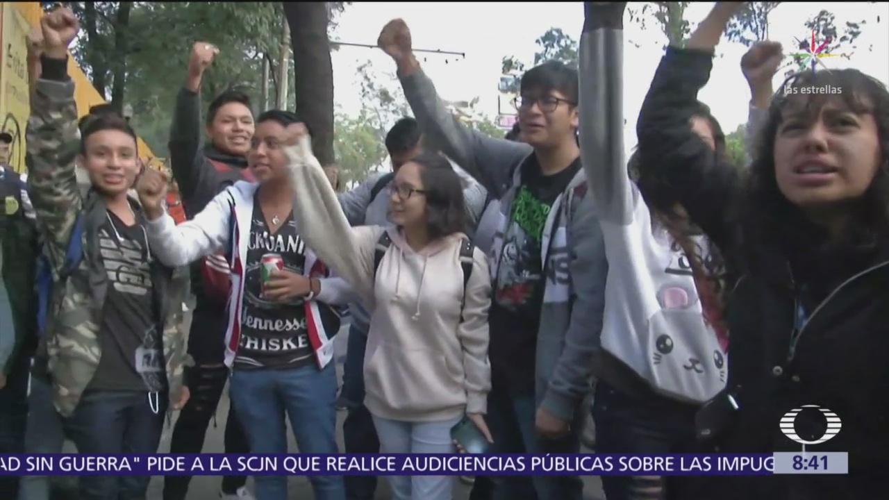Padres y alumnos reabren plantel del CCH Azcapotzalco