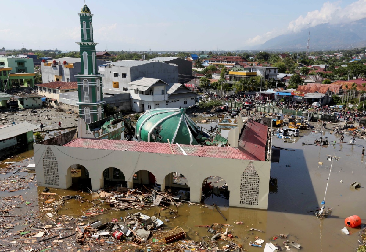 Sube a 1,234 la cifra de muertos por terremoto y tsunami en Indonesia