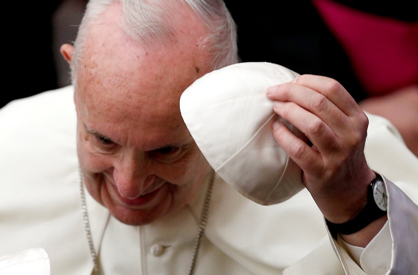 Papa sufre caída, pero está bien, afirma el portavoz del Vaticano