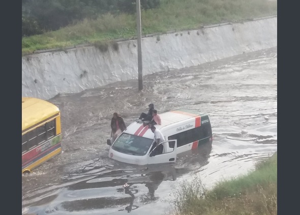 Inundación en Tlalnepantla; rescatan a pasajeros atrapados