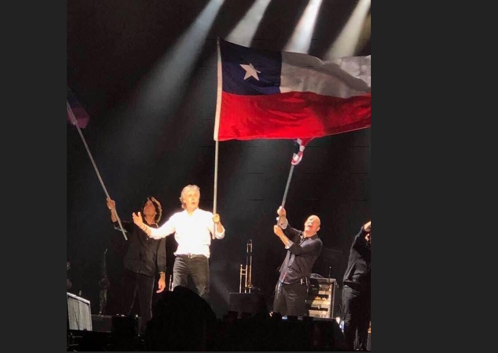 Paul McCartney confunde la bandera chilena con la de Texas durante concierto en Estados Unidos