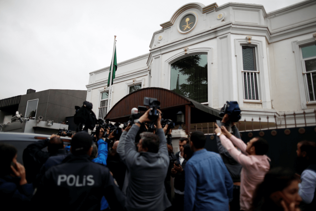 Periodistas afuera de la residencia del cónsul saudita en Estambul. (AP) 
