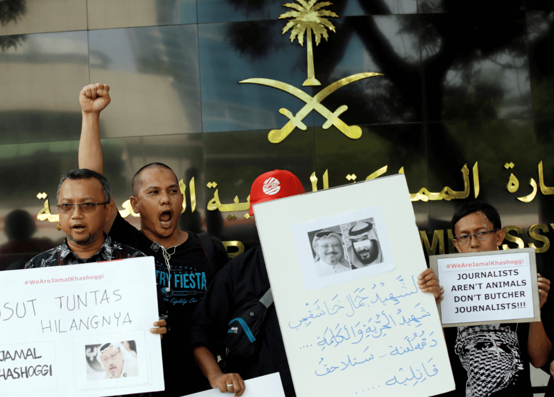 Periodistas indonesios protestan por la desaparición de Jamal Khashoggi. (AP) 