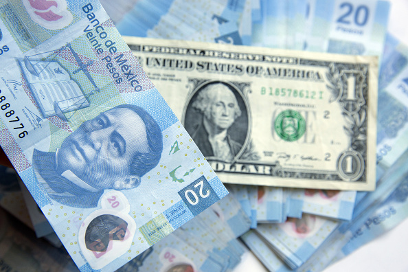 Peso mexicano baja a 19.03 por dólar, previo a decisión de Banxico