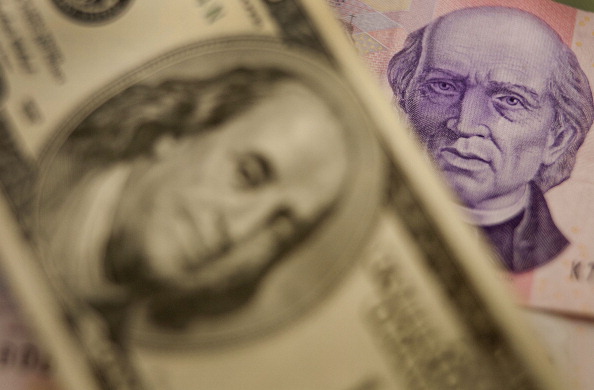 Peso mexicano pierde ante entorno internacional adverso, dólar cotiza a 19.60