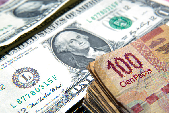 Dólar revierte pérdidas y se vende hasta en 19.21 pesos en bancos