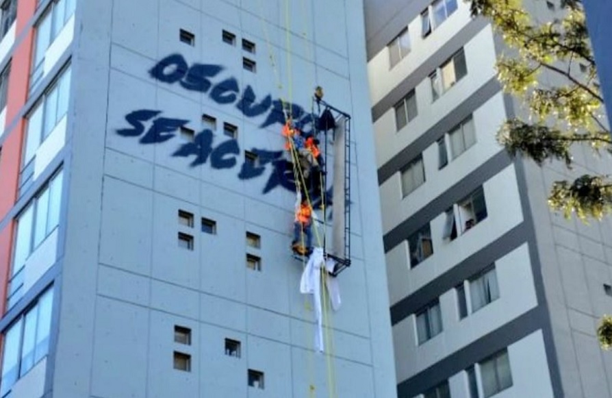 Rescatan a tres pintores colgados de un edificio en Chapultepec